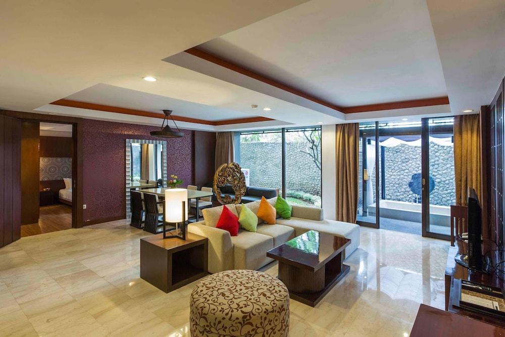Le Grande Bali Otel Uluwatu Dış mekan fotoğraf Living room of a suite